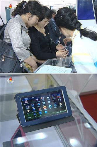 조선중앙TV는 제18차 평양봄철국제상품전람회에서 평제회사가 '묘향'을 새로 출시했다고 보도했다. 전람회 관람객들이 '묘향'을 작동해보고 있다. 조선중앙TV 캡쳐